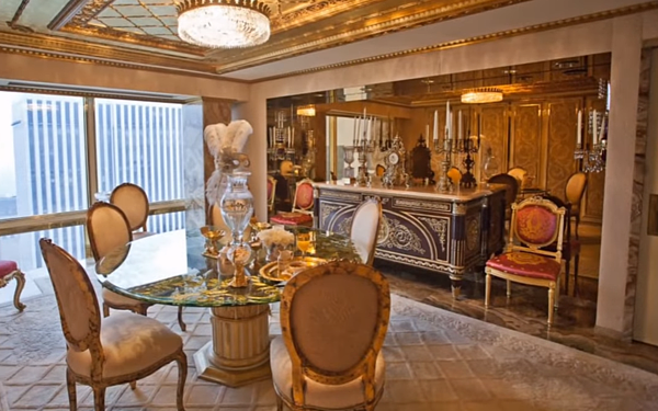 川普豪宅的餐廳同樣金碧輝煌,更以銅鏡放大視覺空間。(翻攝自Youtube)