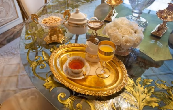 川普家中所用的餐盤、杯具，都能見到「金色」的元素。（翻攝自Youtube）