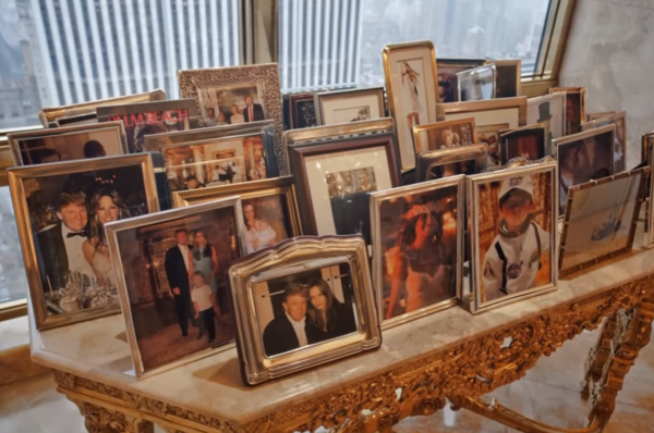 川普家中擺放大量家人的照片，增添溫馨色彩。（翻攝自Youtube）