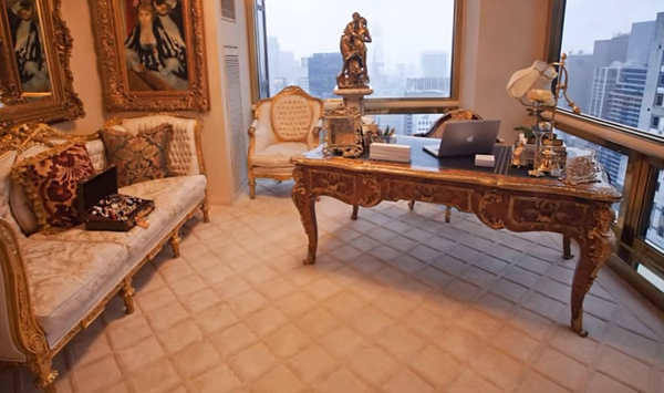 川普的書房視野遼闊,更有多幅名畫點綴。(翻攝自Youtube)