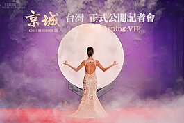 甫出場乾冰的特效讓沙織鋪上一層神祕感