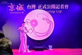 燈光也隨著不同階段而改變