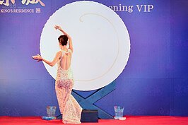 姣好的背部曲線加上曼妙的身段，沙織開始作畫