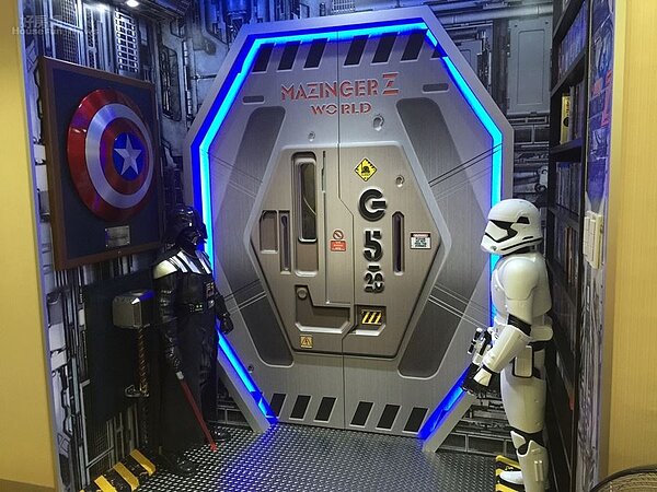 3.有同好建議改成電動門，但Allen希望能兼顧居家，於是請設計師設計了軌道式的連動門，開一邊門同時可以拉動另外一邊。
