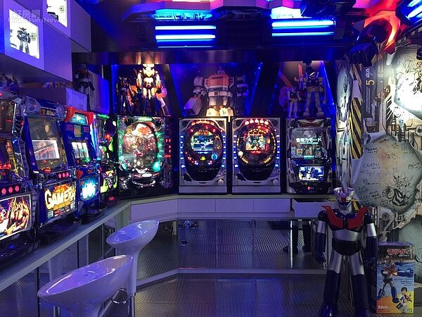 
6.日本玩具機台有柏青哥鋼珠台及拉霸機，主題式的鋼珠台包括星際大戰、北斗神拳、福音戰士、鋼彈等。
