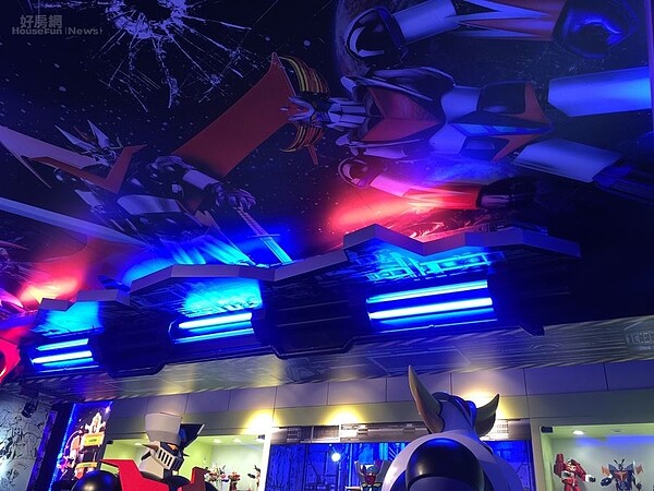 4.戰艦內到處可見各種機器人大圖輸出，都是Allen用自己蒐藏的機器人玩具，請專業攝影師重新拍照輸出，牆上的彈孔營造「戰損感」。
