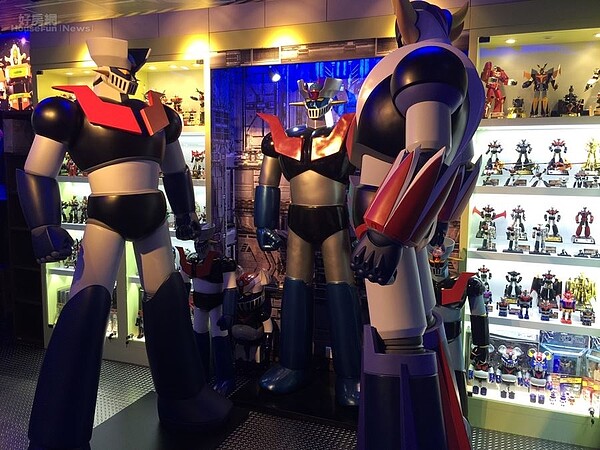 5.有三座大型的無敵鐵金剛系列FRP等身高模型，蒐藏櫃旁有投影機，能在這裡打電玩遊戲，空間收納做的很好。
