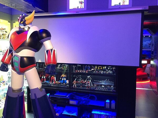 5.有三座大型的無敵鐵金剛系列FRP等身高模型，蒐藏櫃旁有投影機，能在這裡打電玩遊戲，空間收納做的很好。