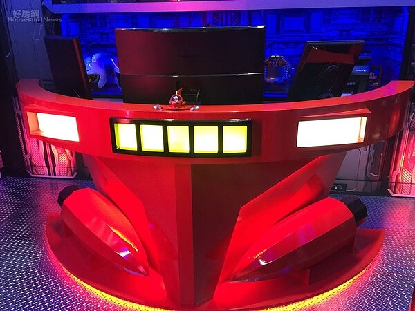 
7.戰艦內還有指揮中心，有個指揮艇電腦桌，幾乎按照無敵鐵金剛指揮艇的主要特徵打造，包括桌子中間的黃燈搭配兩旁的白燈。