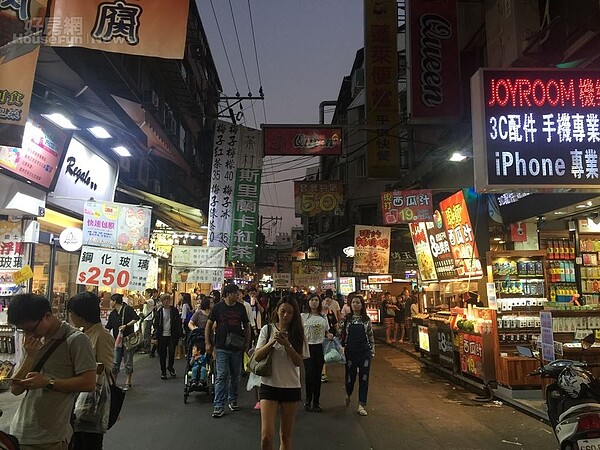 逢甲夜市 逢甲商圈 夜市(好房網news林美欣攝影)