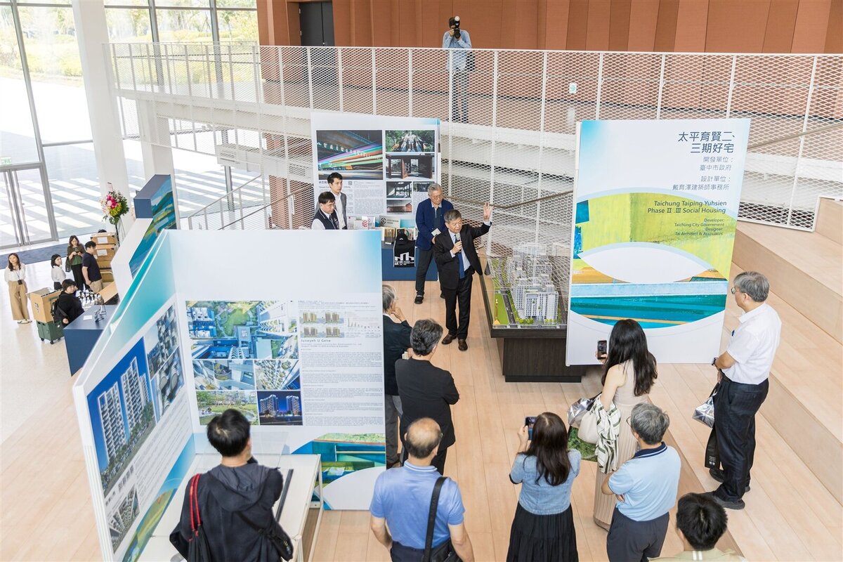 「城市新未來」特展於逢甲大學共善樓登場,集結台中多項得獎公共建設、社宅及建築作品。圖/FIABCI台灣分會提供