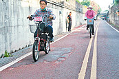 中市東豐自行車綠廊　車道像狗皮藥膏