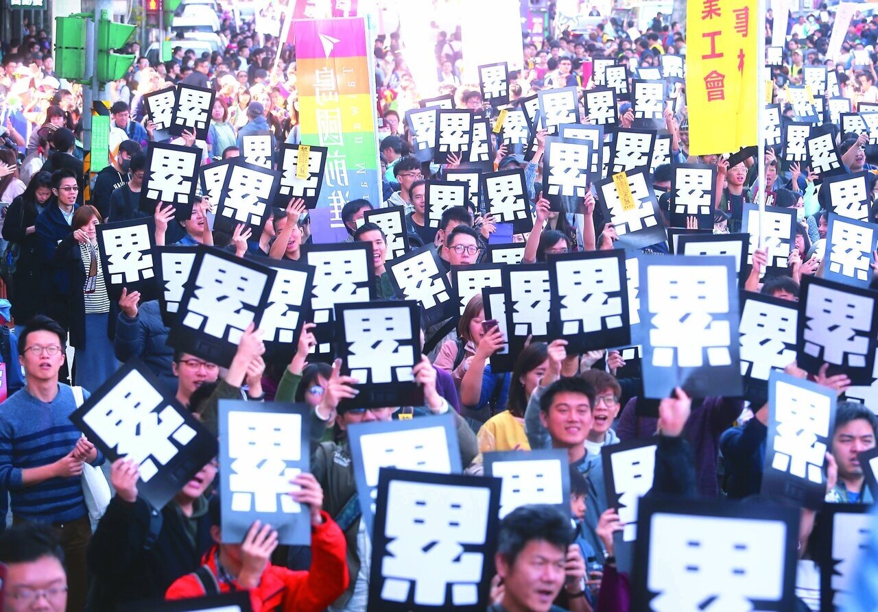 台灣職場長期鼓勵「高工時」,並將願意配合加班的勞工視為好勞工,將時間花在家庭的勞工,則視為不好用的勞工,此社會氛圍也影響到國人的生育意願。聯合報系資料照片