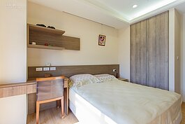 客房空間不大，整體感覺類似於日本商務飯店大型雙人房的格局。