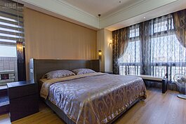 兩邊採光的主臥房一邊為大型落地玻璃窗，採用紗與不透光雙層窗簾作為主要遮光用途，另外一邊則是裝上現在很流行的調光簾。