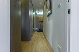 由於男主人有著清晨運動的習慣，所以在主臥室通往運動間的走廊上多了幾組LED圓形地燈作為識別。在夜晚主燈都關掉的時候，地燈的照明會讓走廊呈現出另外不同的氛圍。