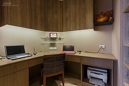 這次的設計揚棄了現在主流書房與客廳一氣呵成的設計主流，而是放在客廳左邊，利用大型落地的透明玻璃門做出區隔。