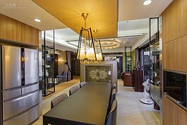 由餐廳往客廳方向看的角度，部分視野會被電視櫃所阻擋，這時候整個視線就會集中在電視櫃背面。為了豐富電視櫃背面感覺，設計師將主人所珍藏的湘繡嵌入在牆面中。湘繡、鑄鐵餐桌以及電視牆背面的色調呈現出統一又有著層次的感覺。