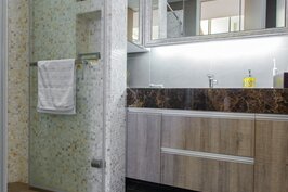 共用浴廁也大量採用珍珠貝殼馬賽克拼貼，營造出低調奢華的風情。