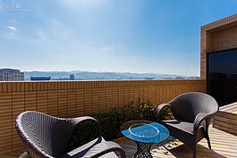 三面採光的格局，最為奢侈的就是可以看到三面不一樣的風景。在主臥房外的露台還可遠眺三峽一帶的北插天山。看著四季更迭，很難想像這是在繁華都市中的居所。