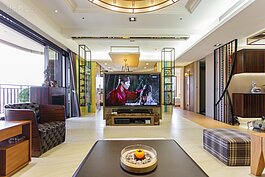 電視櫃區隔出餐廳與客廳兩塊生活區。屋主在這個部分與設計師琢磨了許久，才決定出高度與寬度。若是高度過高、寬度過寬會顯露出太強烈的區隔感，會有種阻絕家人或男女主人的生活交流。
