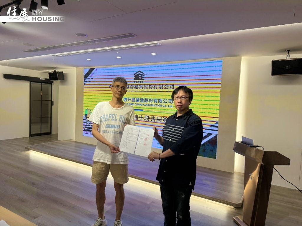台灣全案整合建築董事長謝時民(右)與林姓地主代表(左)簽約,共同推動板橋四維路、民有街自主都更案。