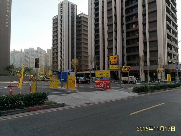 淡海新市鎮出現「1天最多30元」的停車位。(翻攝自細說淡水臉書社團)