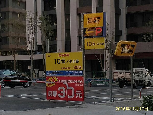 淡海新市鎮超便宜停車位,讓居民紛紛前往拍照朝聖。(翻攝自細說淡水臉書社團)