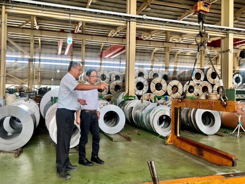 台中經發局長張峯源訪廠鼎力興金屬工業股份有限公司后里廠。圖/台中市政府提供