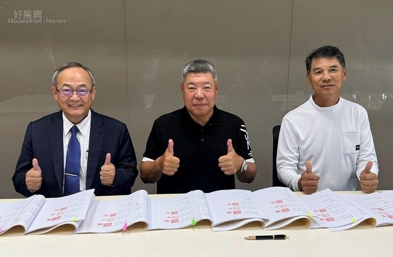 土地銀行統籌主辦鉅陞國際等3間公司82億元聯貸案,由土地銀行總經理張志堅(左)、鉅陞國際董事長褚學忠(中)、長耀國際董事長謝建國(右)共同完成簽約儀式。圖/土地銀行