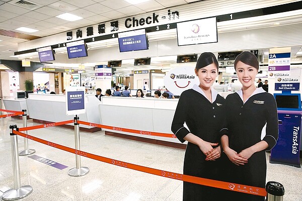 復興航空無預警宣布今天所有航線全面停飛,松山機場興航的國內線櫃台前空盪盪。 記者余承翰/攝影
