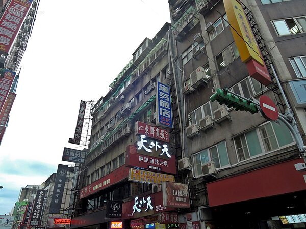 西區重生計畫帶動西門町熱潮,商旅也林立於西門萬華之中。(好房網News記者 陳韋帆/攝影)