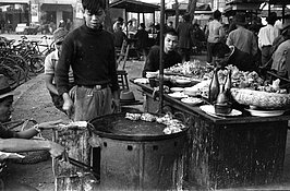 1940年代的圓環，便宜又美味的各式料理成為老一代台北人的美食回憶（台北市立文獻館提供）