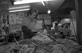 建成圓環內彷彿是台灣美食小吃的縮影，但隨著兩次火災後熄燈人去，要品嚐只能到附近的寧夏夜市找尋。