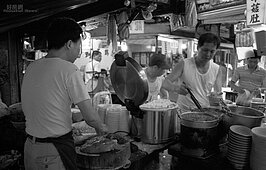 建成圓環內美食商家端出一碗一碗美味的滷肉飯引人食指大動。圓環是當時台北市民假日品嚐美食的小確幸去處。