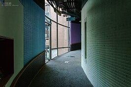 循著內圈的走廊一步一步往上走，彷彿走入時光隧道裡。