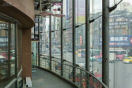 就是這些透光的玻璃帷幕，讓整建過後的圓環夏天內部如火爐般炎熱，客人不願來，間家沒生意，收入不敷支出當然就只能謝謝不聯絡。