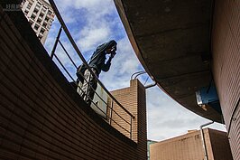 不捨圓環就此走入歷史，民眾特別拿著專業相機細細記錄下這最後的一刻。