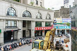 拆除的大型機具已經進駐就待一聲令下進行拆除任務。