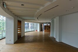 圓環內人去樓空。