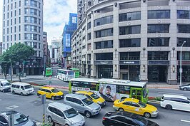 站在圓環上舉目望去盡是新旅宿、新豪宅。建成圓環拆除後當地是否就可以再度翻身？或者僅只是又一樁的無意義花大錢更新，一切都要等時間來驗證。