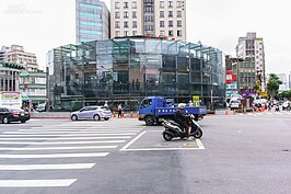 隨著時代不斷往前邁進，圓環周邊也有天翻地覆的變化，高聳的豪宅周邊聳立，還有因應來台旅遊熱潮的新式旅宿也紛紛啟用，有著華麗外表卻失去自我的建成圓環終究不敵現實而要拆除。