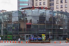 因應西區門戶再造計畫，建成圓環是既北門高架道、台汽西站拆除之後第三個拆除的歷史建物。但是再造之後是否真可以找回大台北最早發展之地的往日榮光？大家都在等著看。