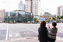 兩位50多歲的婦女站在圓環前回憶年輕時在此的過往。