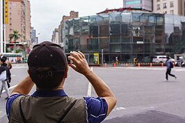 得知建成圓環即將拆除，專程來的或是路過民眾紛紛舉起手機拍攝最後身影。