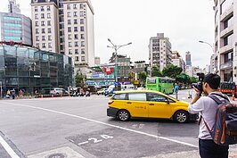 得知建成圓環即將拆除，專程來的或是路過民眾紛紛舉起手機拍攝最後身影。