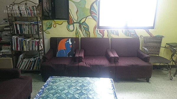 2. 窗明几淨的陽光客廳。