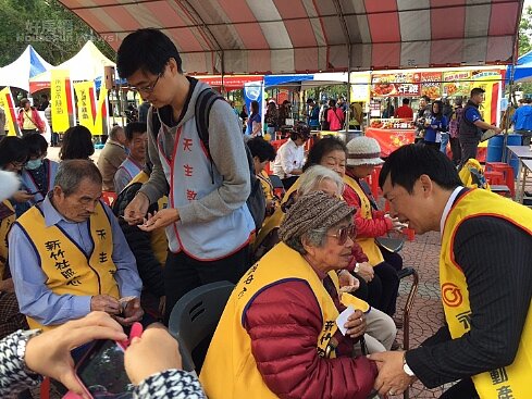 永慶不動產及台慶不動產攜手舉辦「關懷老人愛心園遊會」,竹苗區共55家門市、近千名房仲經紀人與家屬齊聚,並邀請民眾與失能失智長者歡度感恩節(圖/永慶房產集團提供)