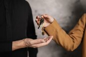 夫妻互送財產「不是都免稅」！贈屋「這筆錢」也要繳　超過30天恐加罰