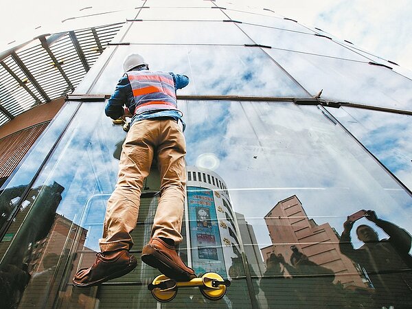 建成圓環今天開始拆除工程,之後將改造成綠地廣場。 記者楊萬雲/攝影